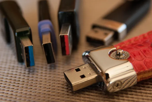 usb key, memory, computer science, computer, digital, usb key, usb key, usb key, usb key, usb key. Authentication methods compared: password managers, passkeys, security keys and SMS codes